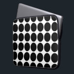 Schwarze Polka Punkte auf Weiß Laptopschutzhülle<br><div class="desc">Fett schwarze Polka Punkte auf einem weißen Hintergrund. Das geometrische Muster wurde von Grund auf erstellt. Digitales Bild. Copyright © 2013 Claire E. Skinner. Alle Rechte vorbehalten.</div>