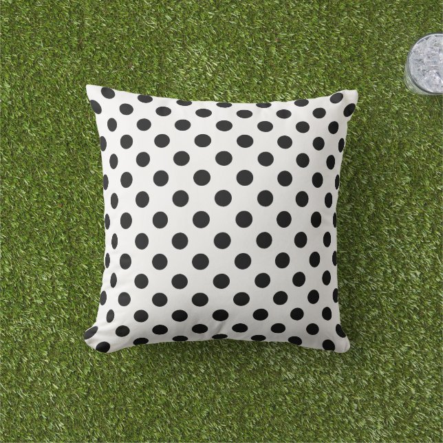 Schwarze Polka Punkte auf weißem Background Kissen Für Draußen (Golfball-Marker)