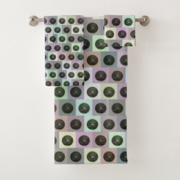 Schwarze Rasenschalen auf farbigen Plätzen, Badhandtuch Set