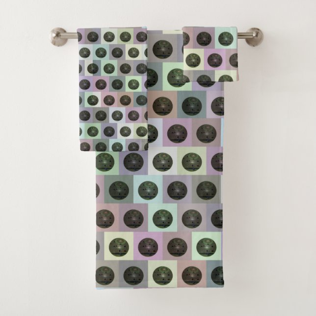 Schwarze Rasenschalen auf farbigen Plätzen, Badhandtuch Set (Insitu)