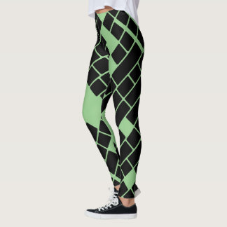 Schwarze Rechtecke auf grünen Leggings