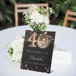 Schwarze Rose Gold 40. Foto Geburtstagsparty Begrü Sockelschild<br><div class="desc">Ein Willkommensschild für ein 40. Party. Schwarzer Hintergrund und Rose goldfarbene Sterne. Personalisieren und fügen Sie einen Namen und ein Foto hinzu.</div>