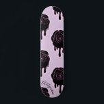 Schwarze Rose Tropfen Dripping & Girls Name Pink G Skateboard<br><div class="desc">Dieses lustige Skateboard mit Rose-Dripping-Design & individuelle Name wäre ein wunderbares Geschenk für jemanden,  der in Skateboarding ist! Fügen Sie einfach den gewünschten Namen hinzu,  indem Sie auf die Option "Personalisieren Sie diese Vorlage" klicken.</div>