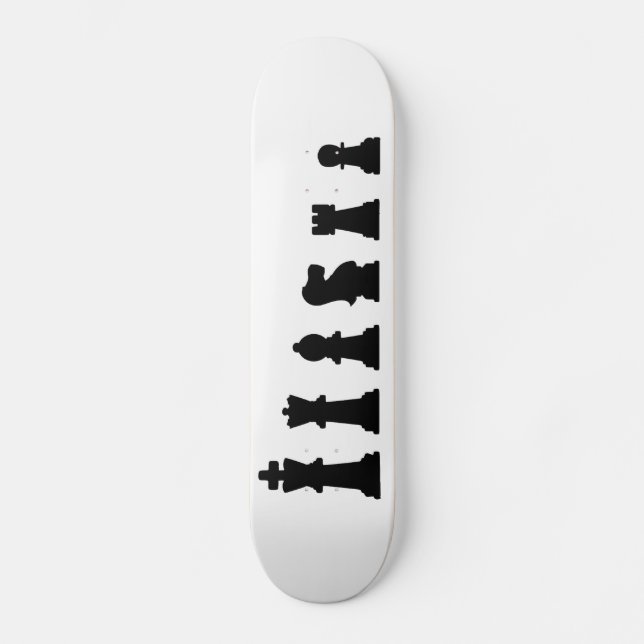 Schwarze Schachstücke auf Weiß Skateboard (Vorderseite)