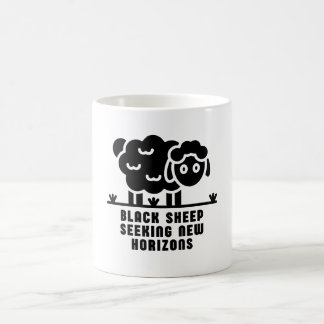 Schwarze Schafe auf der Suche nach neuen Horizonte Kaffeetasse