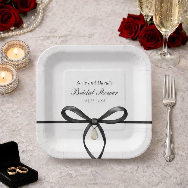 Schwarze Schleife mit Perle im Old-Money-Stil, Bra Pappteller (Black Bow With Pearl Old Money Style Bridal Shower Paper Plates
)