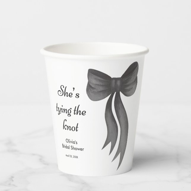 Schwarze Schleife: Sie knüpft den Knoten - Brautpa Pappbecher (Vorderseite)