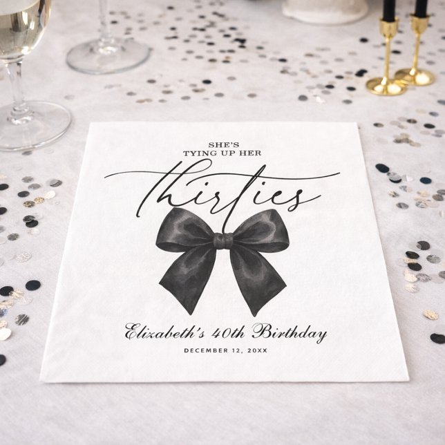 Schwarze Schleife zum 40. Geburtstag: Die Dreißige Serviette (Black Bow Tying Up Her Thirties 40th Birthday Napkins)