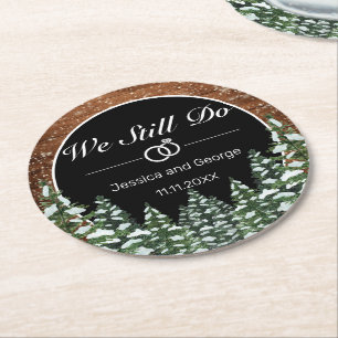 Schwarze schneebedeckte Holz- und Wald-Hochzeit-Ju Runder Pappuntersetzer