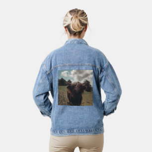 Schwarze schottische Hochlandkuh grast Vintage Ret Jeansjacke