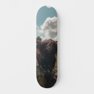 Schwarze schottische Hochlandkuh grast Vintage Ret Skateboard