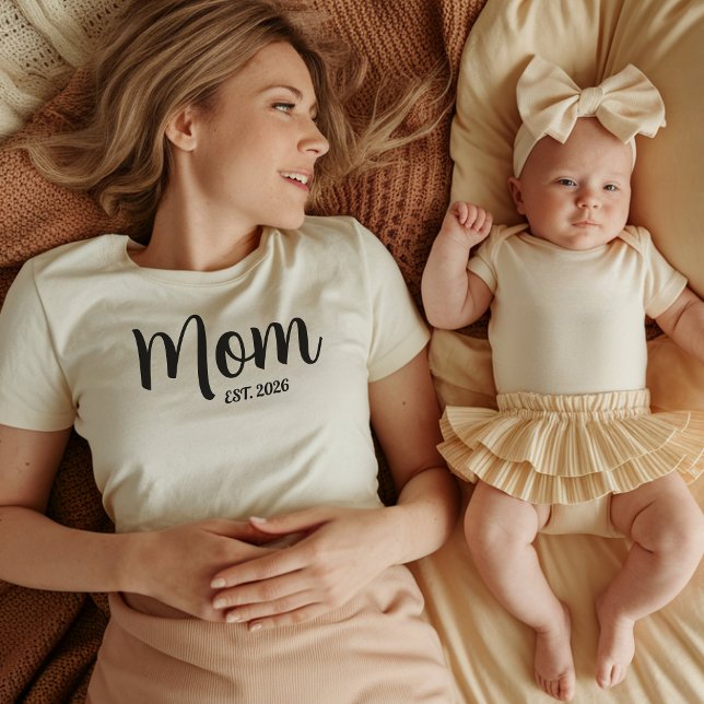 Schwarze Schrift Etablierte Mutter T-Shirt (Mom Established Year Simple Script Mother's day T-Shirt mothers day gifts ideas new parents mommy be)