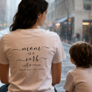 Schwarze Schrift-Mama ist ein Verb-Mutter-Andenken Tri-Blend Shirt