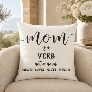 Schwarze Schrift Mama ist ein Verb Mutterzitat Kissen