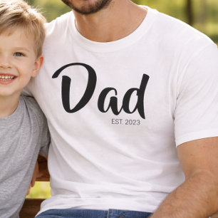 Schwarze Schriftart Established Dad T-Shirt