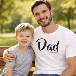 Schwarze Schriftart Established Dad T-Shirt