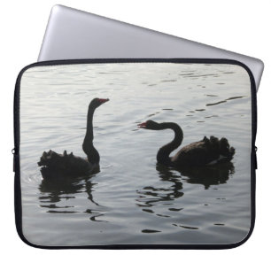 Schwarze Schwäne grüßen einander Laptopschutzhülle