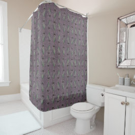 Schwarze Schwertlilie auf einem antiken Wandteppic Duschvorhang