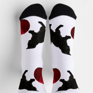 Schwarze Silhouette Kitty mit rotem Wollball Socken