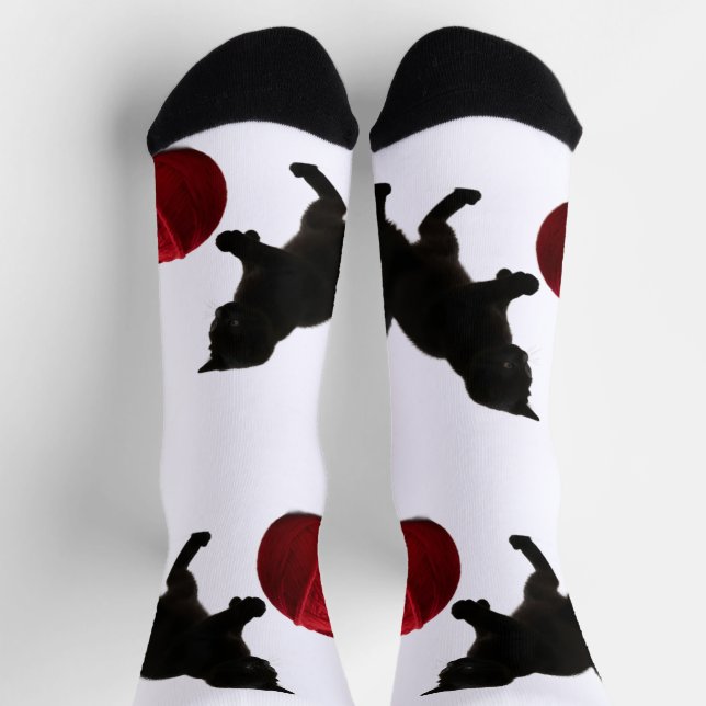 Schwarze Silhouette Kitty mit rotem Wollball Socken (Oben)