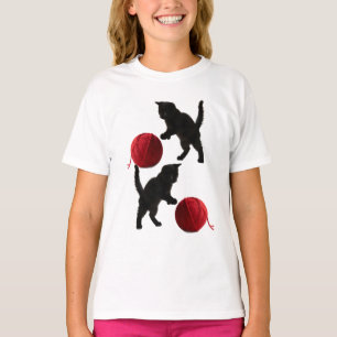 Schwarze Silhouette Kitty mit rotem Wollball T-Shirt