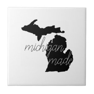 Schwarze Silhouette mit Michigan Made Typografy Fliese