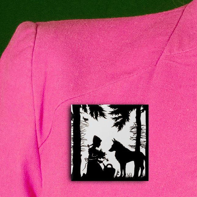 Schwarze Silhouette Rotkäppchen Wolf Wälder Button (Black and white Little Red Riding hood kneeling in woods wolf on pin back button.)