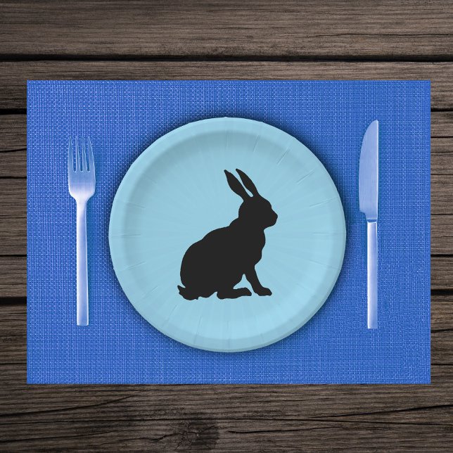 Schwarze Silhouette sitzend Kaninchen auf hellblau Pappteller (Black silhouette sitting bunny rabbit on light blue paper party plates.)