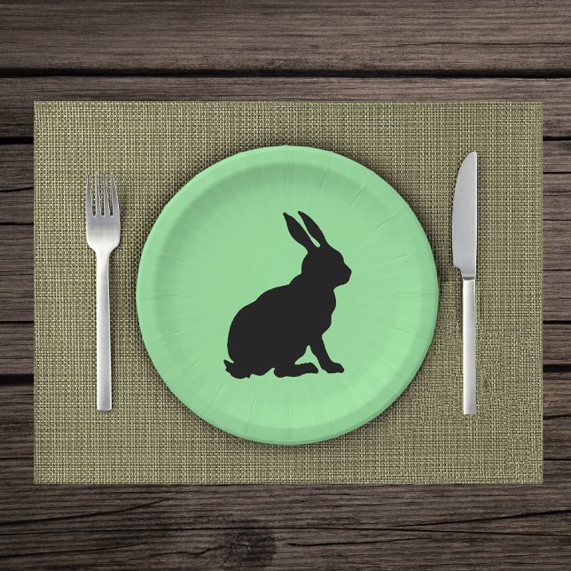 Schwarze Silhouette Sitzkaninchen auf Grün Pappteller (Black silhouette sitting bunny rabbit on green paper party plates.)