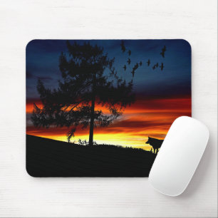Schwarze Silhouette von Wolf, Vögeln und Baum im S Mousepad