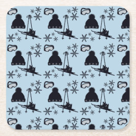 Schwarze Skiausrüstung und Schneeflocken auf blau Rechteckiger Pappuntersetzer