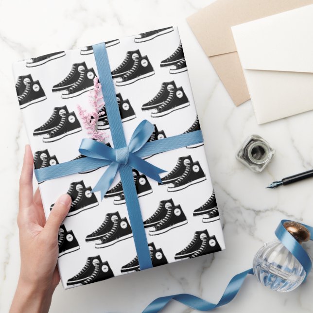 Schwarze Sneaker auf Weiß Geschenkpapier (Schenken)