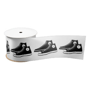 Schwarze Sneakers auf Weiß Satinband