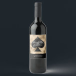 Schwarze Spade auf Gold Weinetikett<br><div class="desc">Dieses individuelle Weinflaschenlabel bietet ein Poker- oder Kartenthema für eine Las Vegas- oder Casino-Hochzeit. Ein Bild eines schwarzen Piloten in der Mitte mit einem goldenen Hintergrund. Zwei Beispielnamen werden über die Pik gedruckt und ein Beispiel für das Hochzeitsdatum wird unten gedruckt.</div>