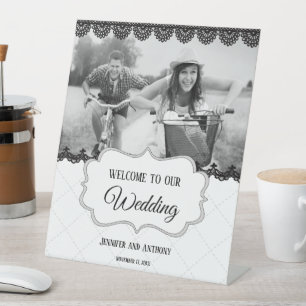 Schwarze Spitzen auf weißer Brausektion Sockelschild