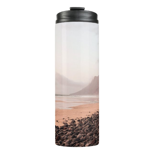 SCHWARZE STEINE AUF DER SAISHORE THERMOSBECHER (Vorderseite)