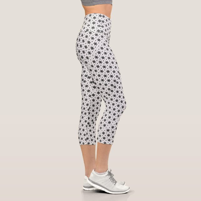 Schwarze Sterne auf weißem geometrischen Muster Capri Leggings (Rechts)