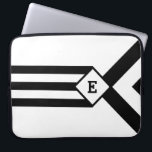 Schwarze Streifen und Chevronen mit Monogramm auf  Laptopschutzhülle<br><div class="desc">Drei abwechselnd schwarz-weiße Chevronen steigen von der Spitze des geometrischen Musters ab und enden an einem Diamanten. Es sieht aus wie eine stilisierte Medaille, die an einem Band hängt. Der Diamant enthält ein anpassbares Monogramm. Drei schwarze Streifen erstrecken sich von der Unterseite des Diamanten bis zur Unterseite des vertikalen Designs....</div>