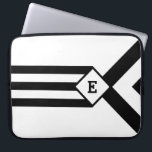 Schwarze Streifen und Chevronen mit Monogramm auf  Laptopschutzhülle<br><div class="desc">Drei abwechselnd schwarz-weiße Chevronen steigen von der Spitze des geometrischen Musters ab und enden an einem Diamanten. Es sieht aus wie eine stilisierte Medaille, die an einem Band hängt. Der Diamant enthält ein anpassbares Monogramm. Drei schwarze Streifen erstrecken sich von der Unterseite des Diamanten bis zur Unterseite des vertikalen Designs....</div>
