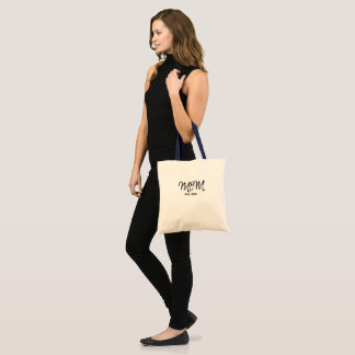 Schwarze Tasche mit Schriftzug "Established Mom"