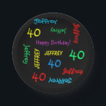 Schwarze Teller, 40. Geburtstag Party, Wiederholun Pappteller<br><div class="desc">Was für ein wunderschöner, personalisierter Papierteller für ein 40. Geburtstagsgeschenk oder ein anderes Party. Name und Alter wiederholen sich in verschiedenen Schriftart und Primärfarben auf einem schwarzen Hintergrund. Einfach zu personalisieren - einfach den NAME, das Alter und die OCCASION an einem Ort verändern. Unterstützt Namen bis zu 9 Zeichen. Eine...</div>
