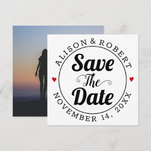 Schwarze Typografie und Foto der roten Herzen auf Save The Date