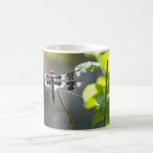 Schwarze u. weiße Libelle Tasse