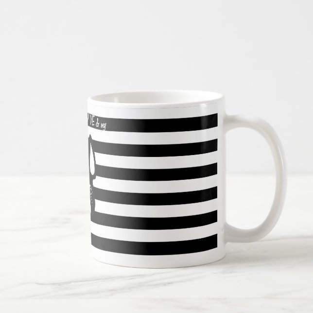 Schwarze u. weiße Liebe-Tasse der französischen Kaffeetasse (Rechts)