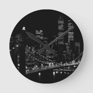 Schwarze u. weiße New- York Citynacht Runde Wanduhr