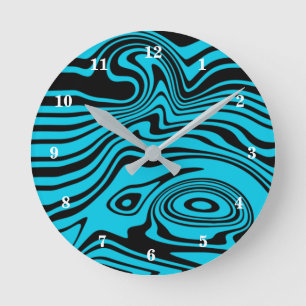 Schwarze und blaue Wanduhr