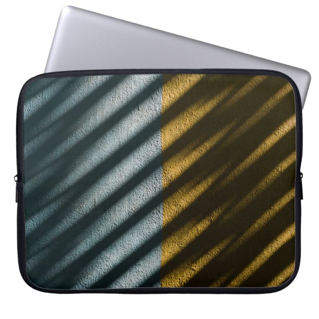 SCHWARZE UND BROWENE STRIPIERTEXTILE LAPTOPSCHUTZHÜLLE (Vorderseite)
