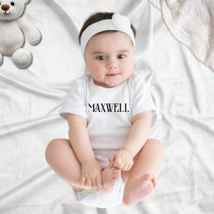 Schwarze und fette Typografie-Familienname Baby Strampler