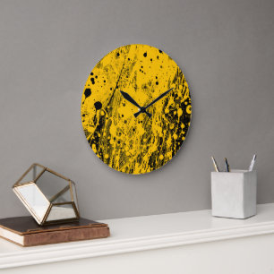 Schwarze und gelbe Farbspritzer Große Wanduhr