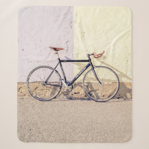 SCHWARZE UND GRAUE STADTFAHRRADFAHREN AUF DER WEIS SHERPADECKE